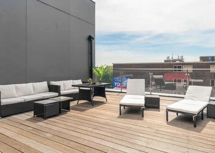 ** LUXURY 2 BED PENTHOUSE - CITY CENTRE - BEDROOM TV - SECURED PARKING ...